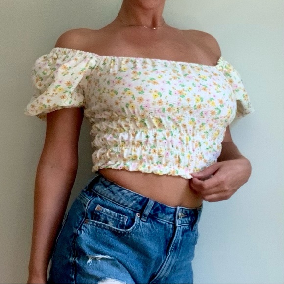 NWT peasant style crop top with puffy sleeves - Picture 6 of 8